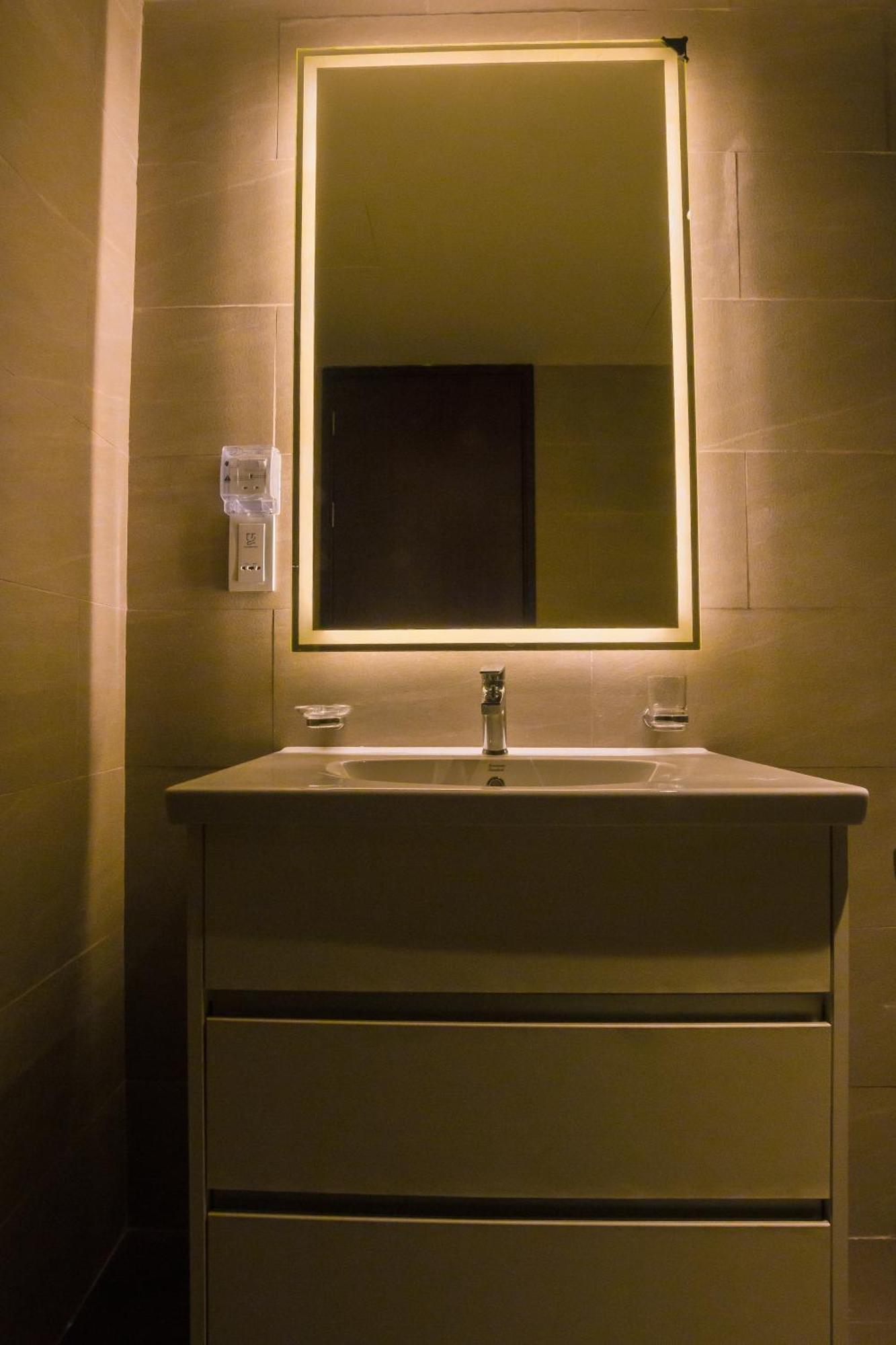 Celestara Luxury Colombo Apartment At Trizen With Pool, City View Exterior photo